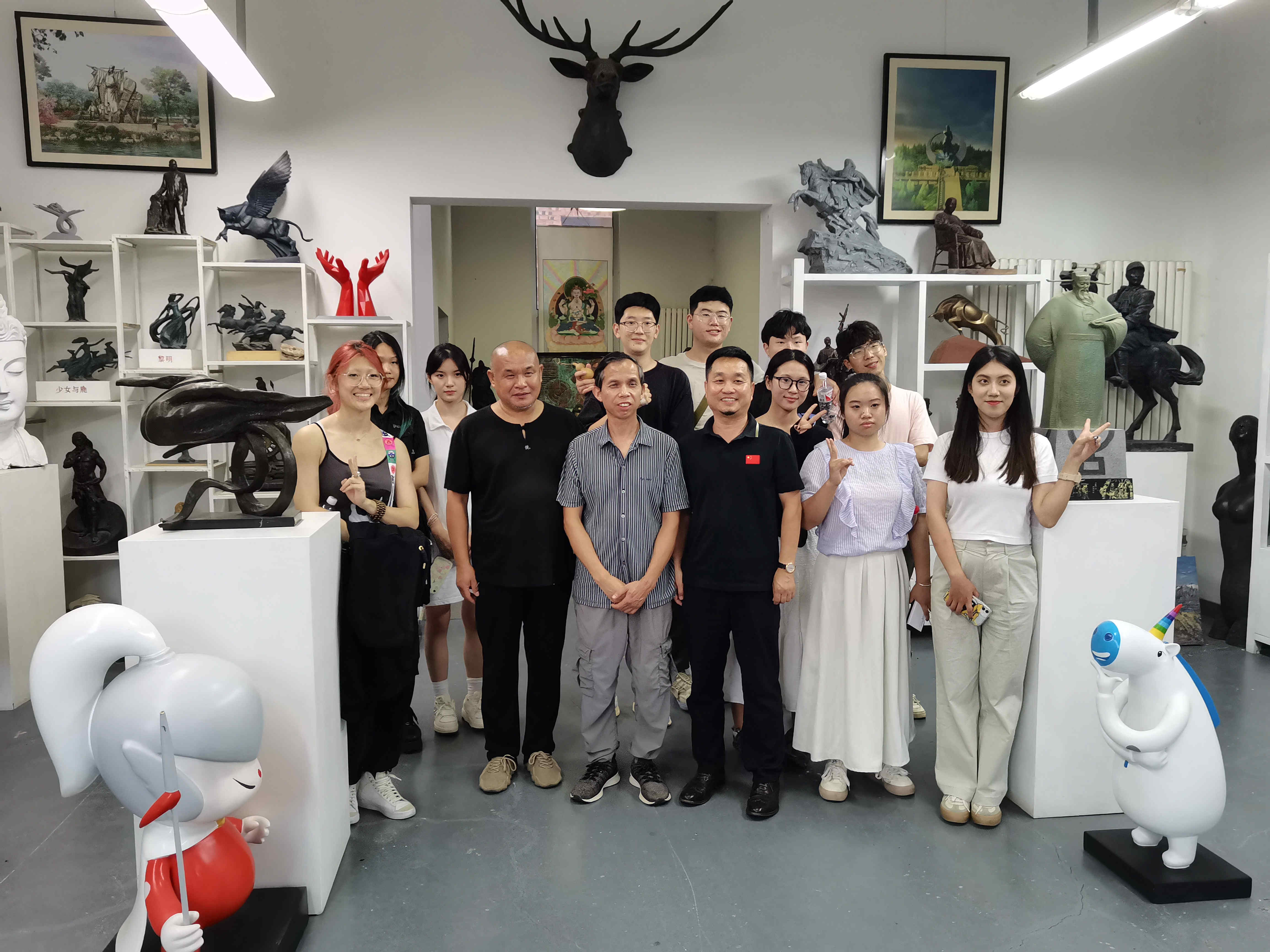 欢迎江西景德镇陶瓷大学美术学院雕塑专业师生来我公司参观学习
